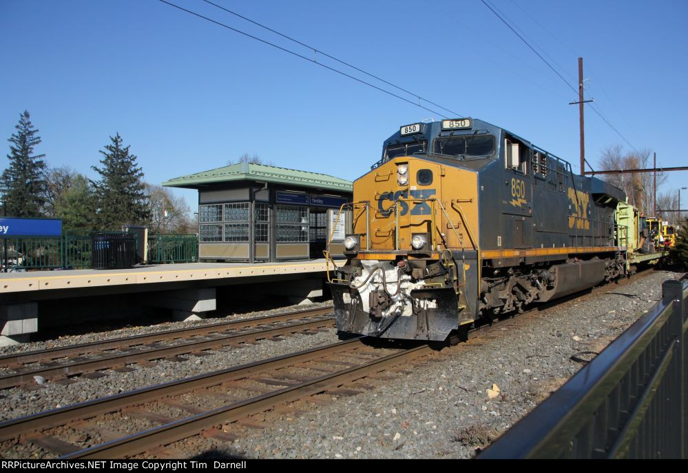 CSX 850 leads M421